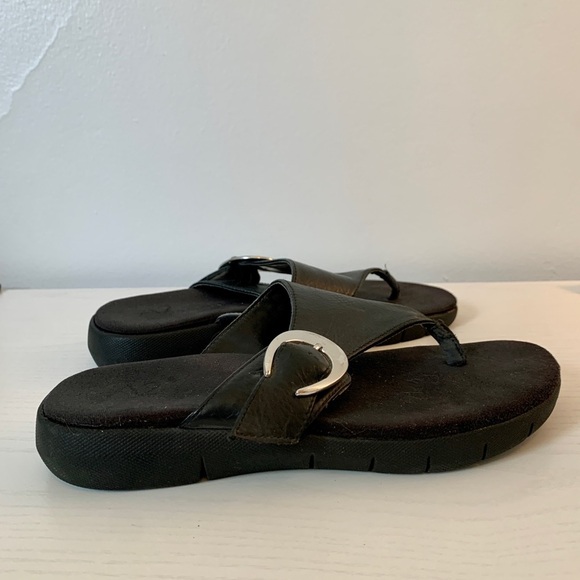 A2 Aerosoles Wipline Flip Flop Sandals Black Leather Thong 7 Coach Cushion Buckl - Picture 4 of 9